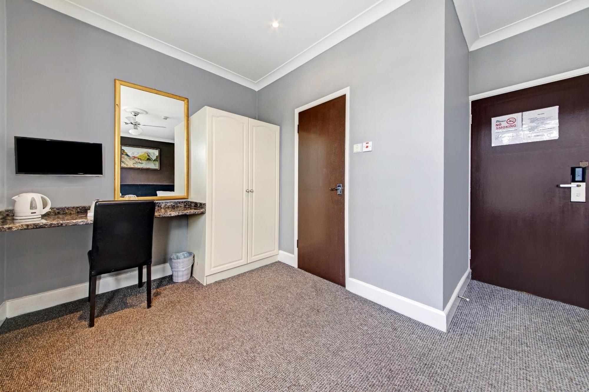 Oyo Bostons Manor Hotel, Hanwell London Greenford  Esterno foto