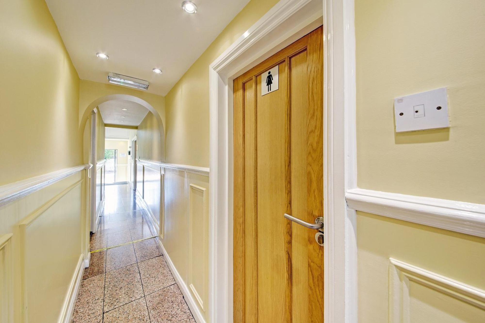 Oyo Bostons Manor Hotel, Hanwell London Greenford  Esterno foto