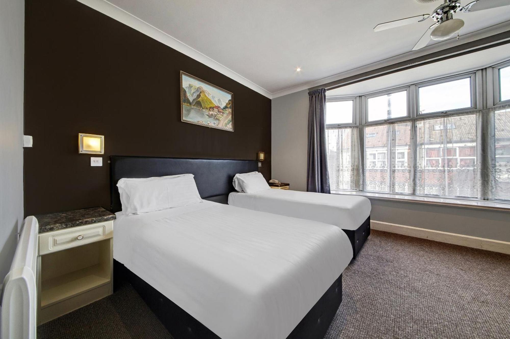 Oyo Bostons Manor Hotel, Hanwell London Greenford  Esterno foto