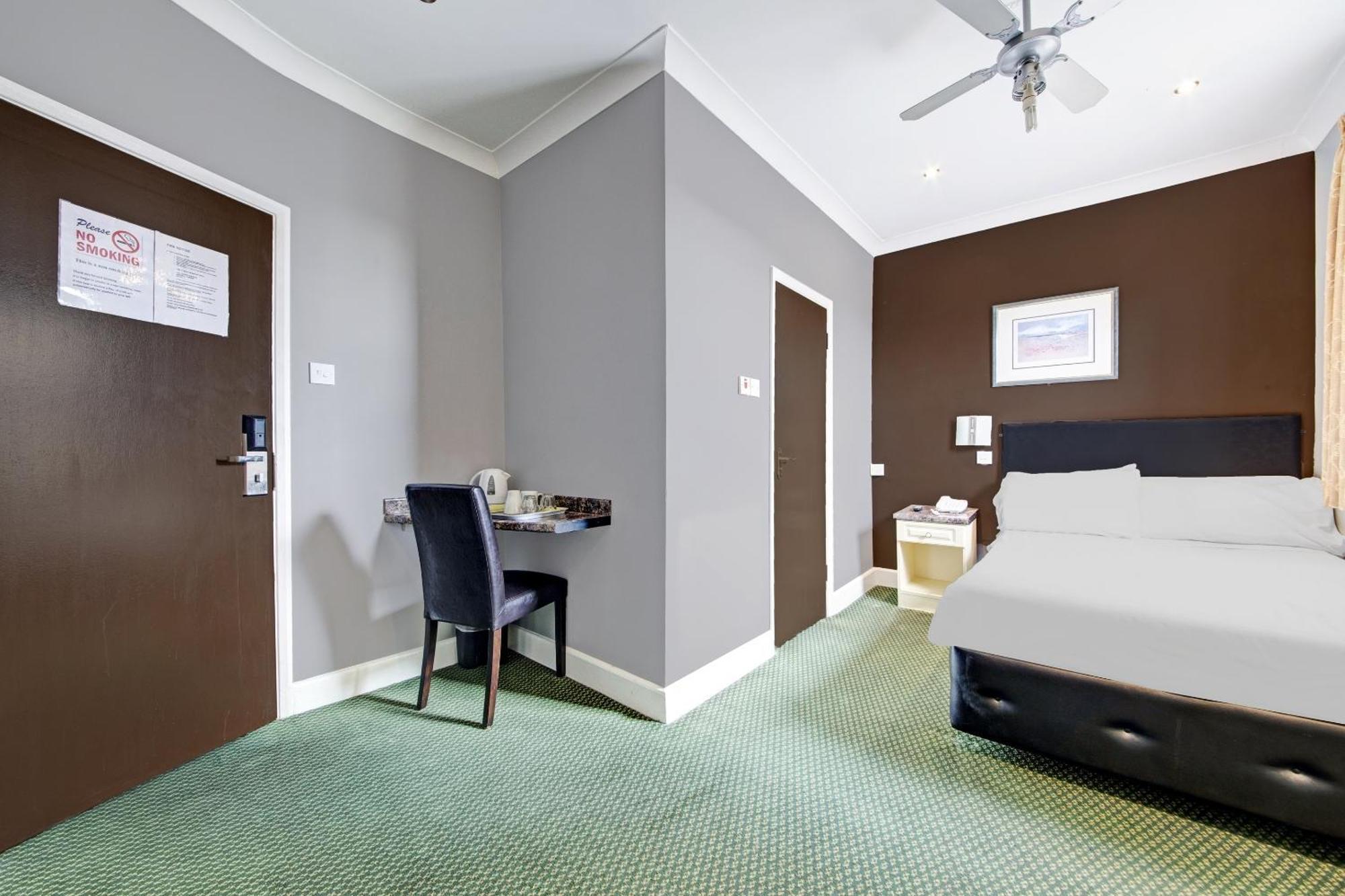 Oyo Bostons Manor Hotel, Hanwell London Greenford  Esterno foto