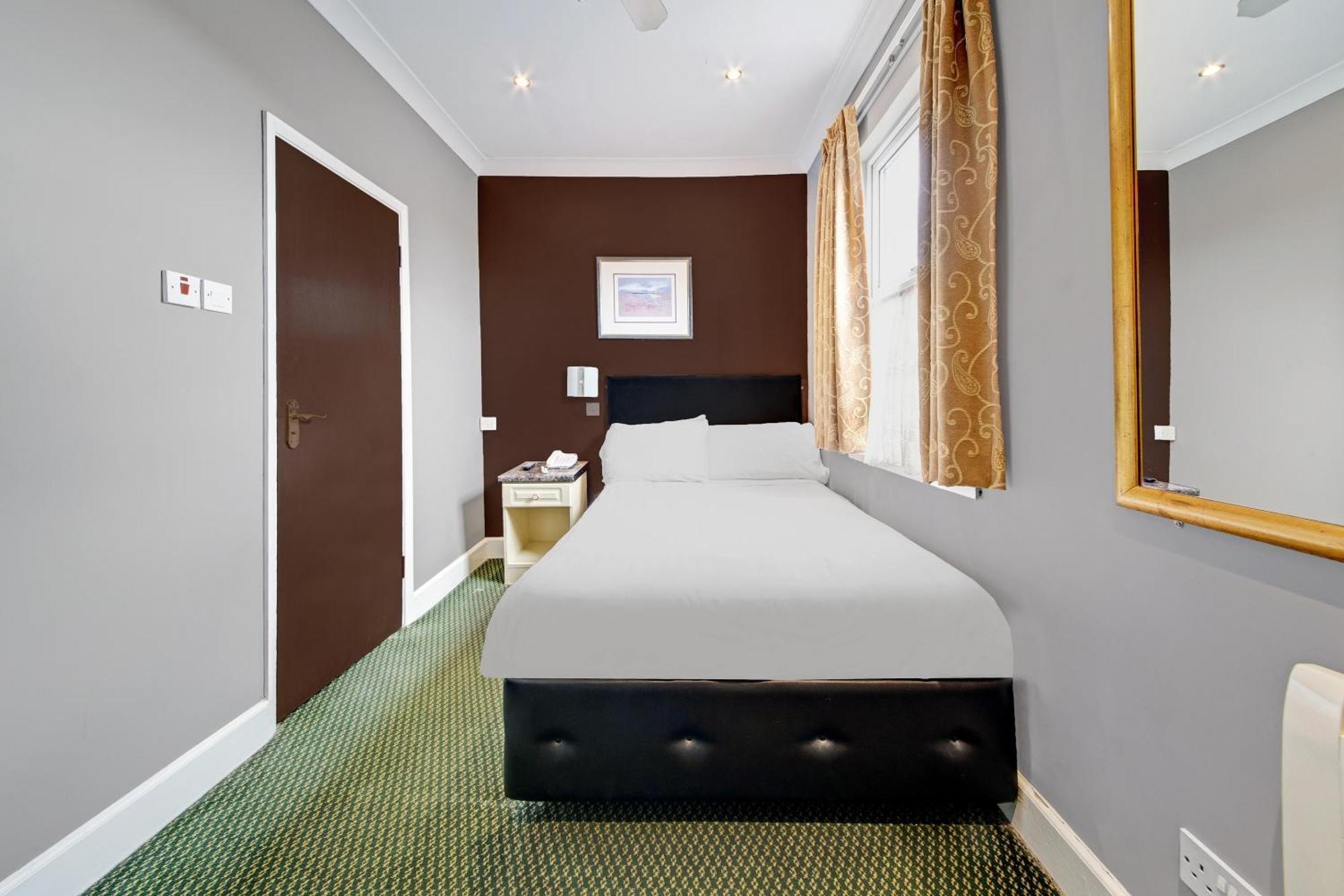 Oyo Bostons Manor Hotel, Hanwell London Greenford  Esterno foto