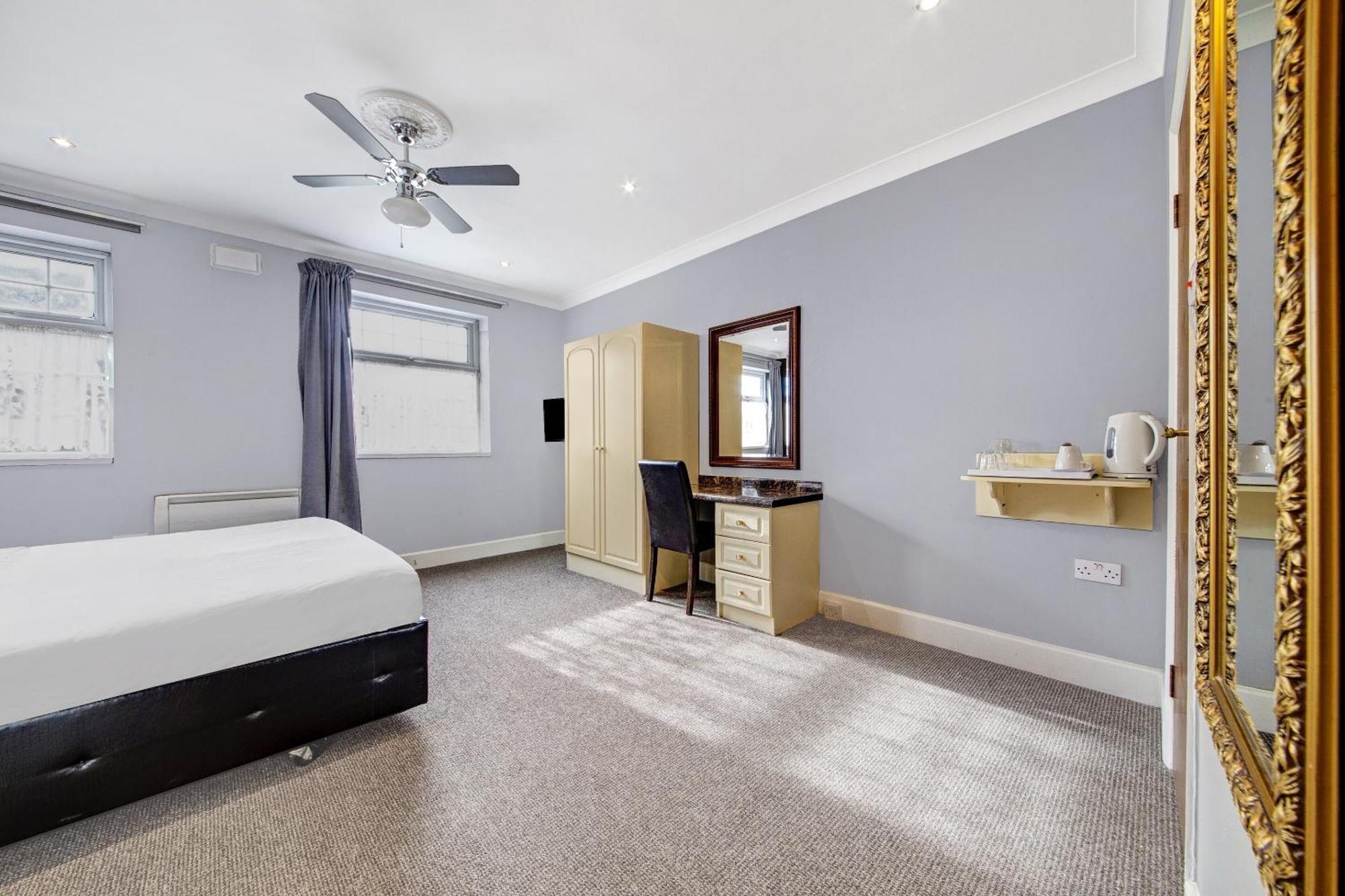 Oyo Bostons Manor Hotel, Hanwell London Greenford  Esterno foto
