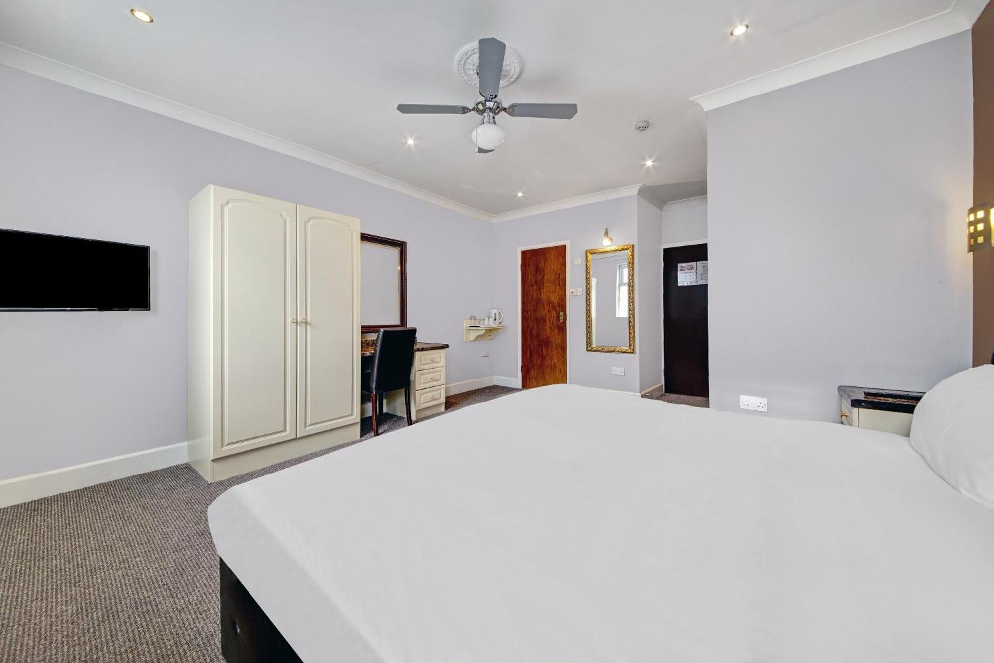 Oyo Bostons Manor Hotel, Hanwell London Greenford  Esterno foto