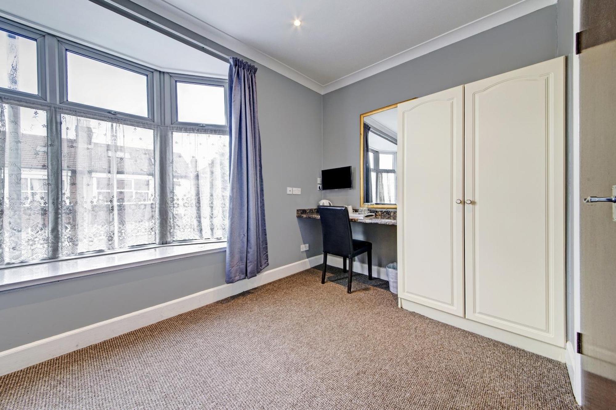 Oyo Bostons Manor Hotel, Hanwell London Greenford  Esterno foto