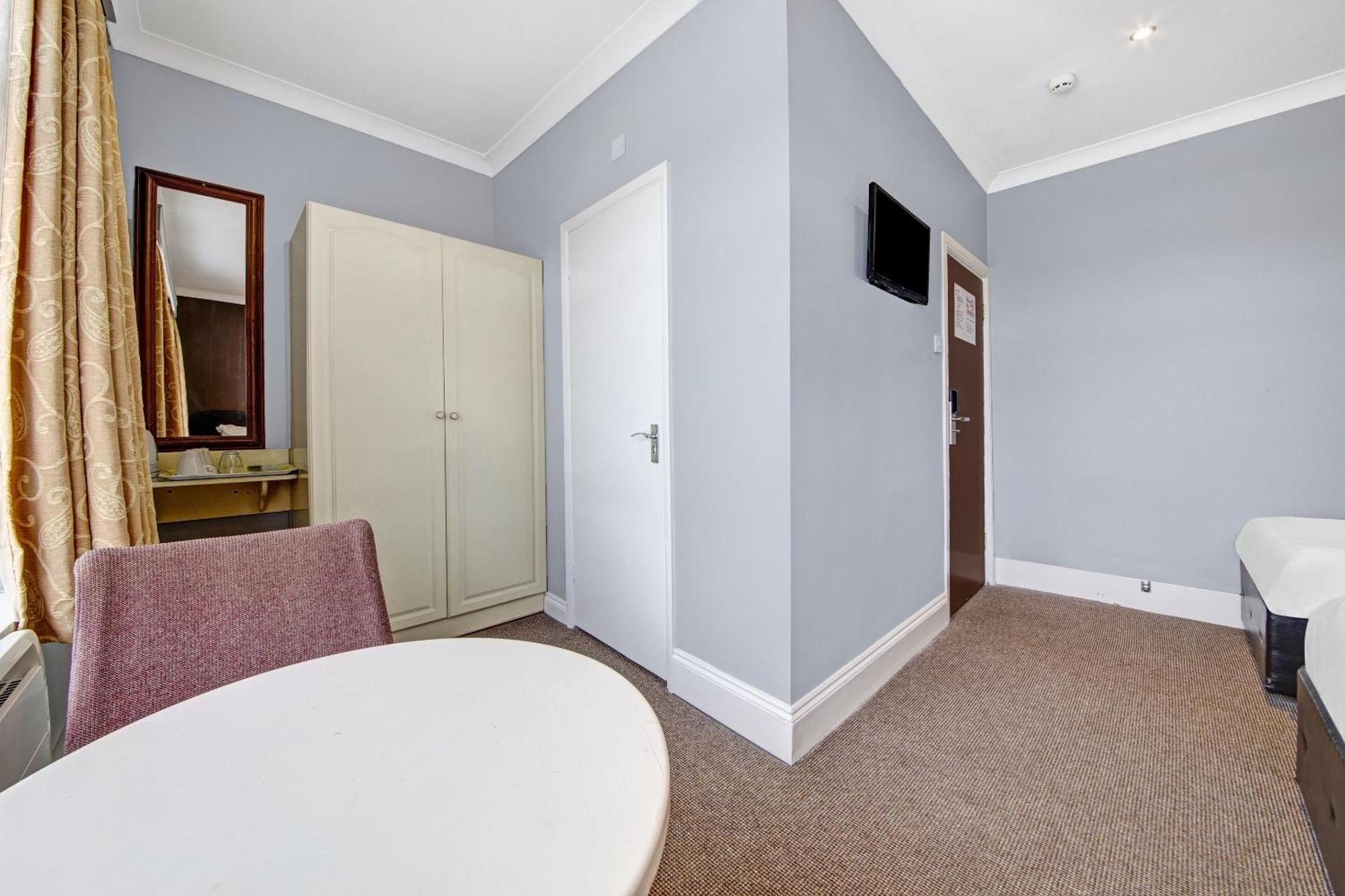 Oyo Bostons Manor Hotel, Hanwell London Greenford  Esterno foto
