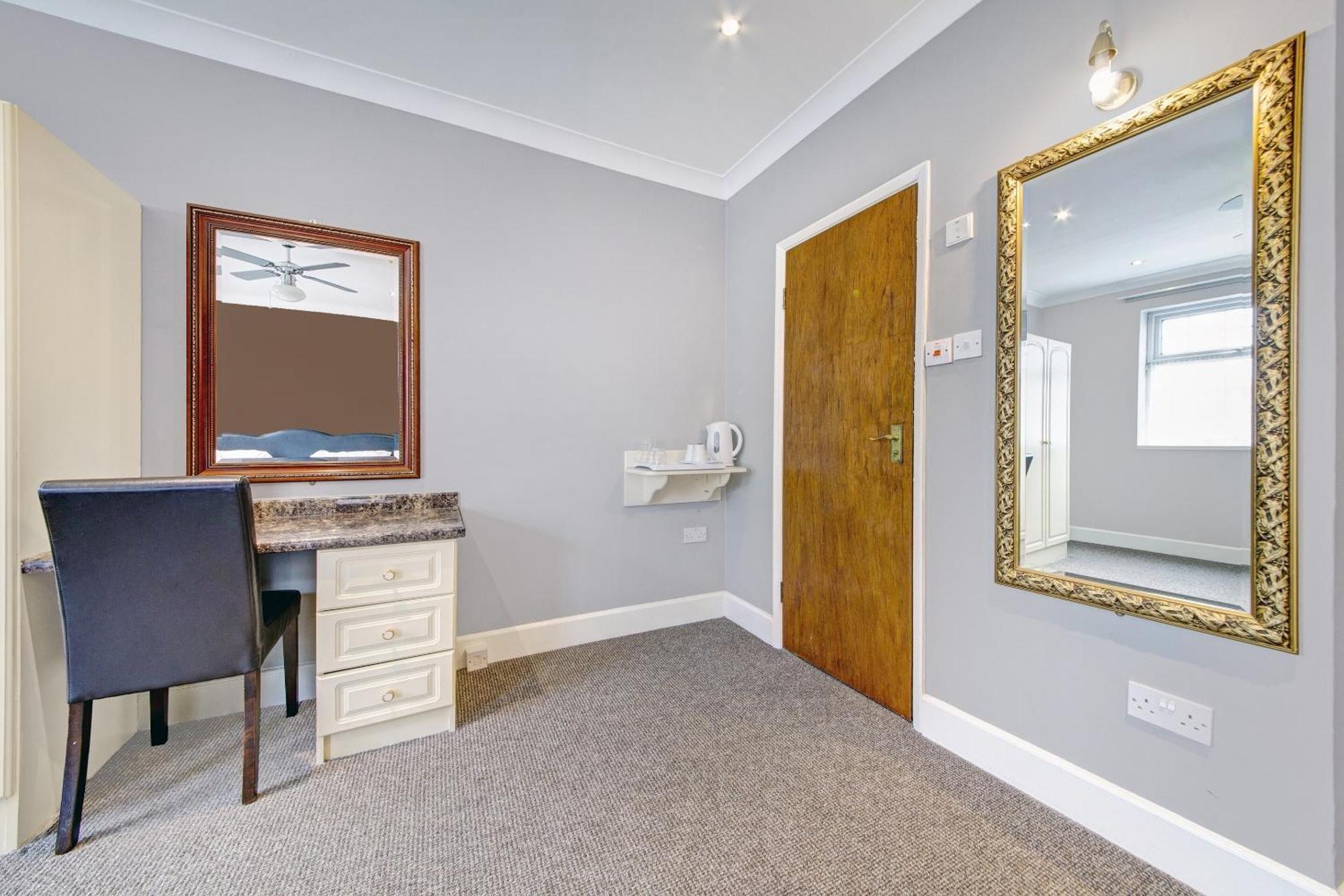 Oyo Bostons Manor Hotel, Hanwell London Greenford  Esterno foto