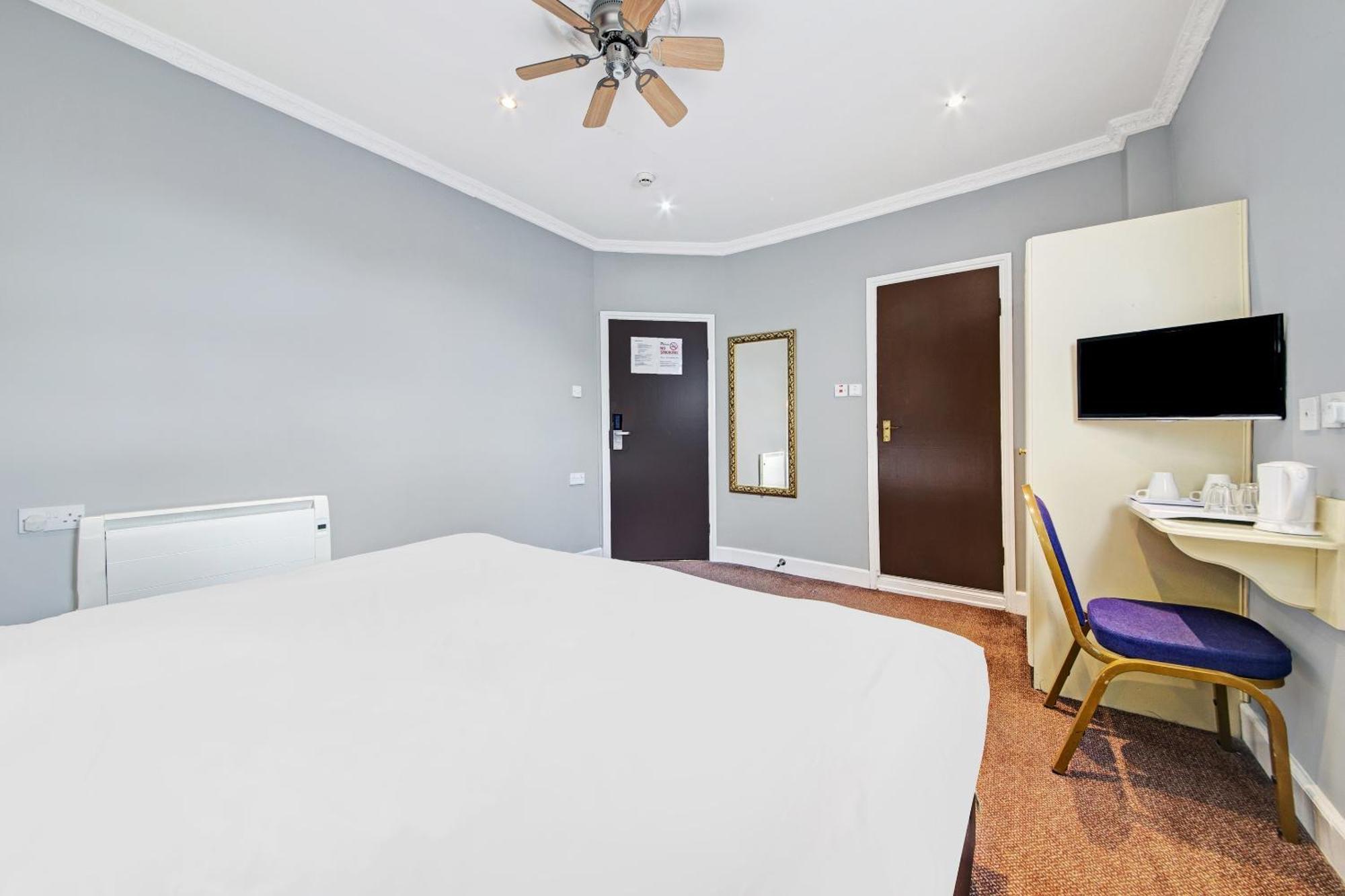 Oyo Bostons Manor Hotel, Hanwell London Greenford  Esterno foto