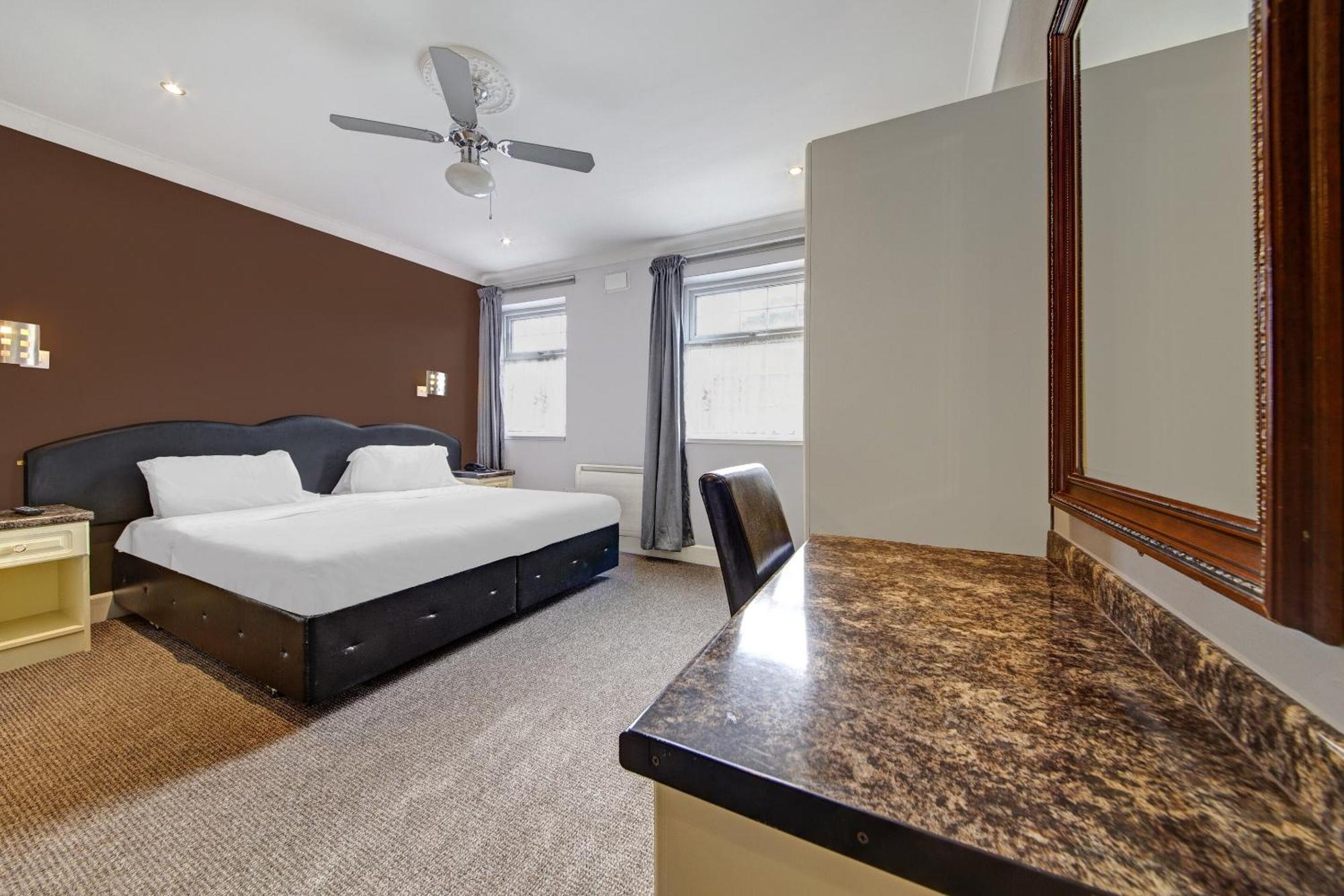 Oyo Bostons Manor Hotel, Hanwell London Greenford  Esterno foto