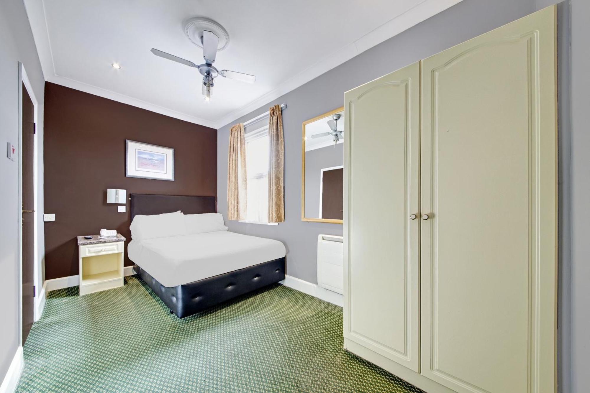 Oyo Bostons Manor Hotel, Hanwell London Greenford  Esterno foto