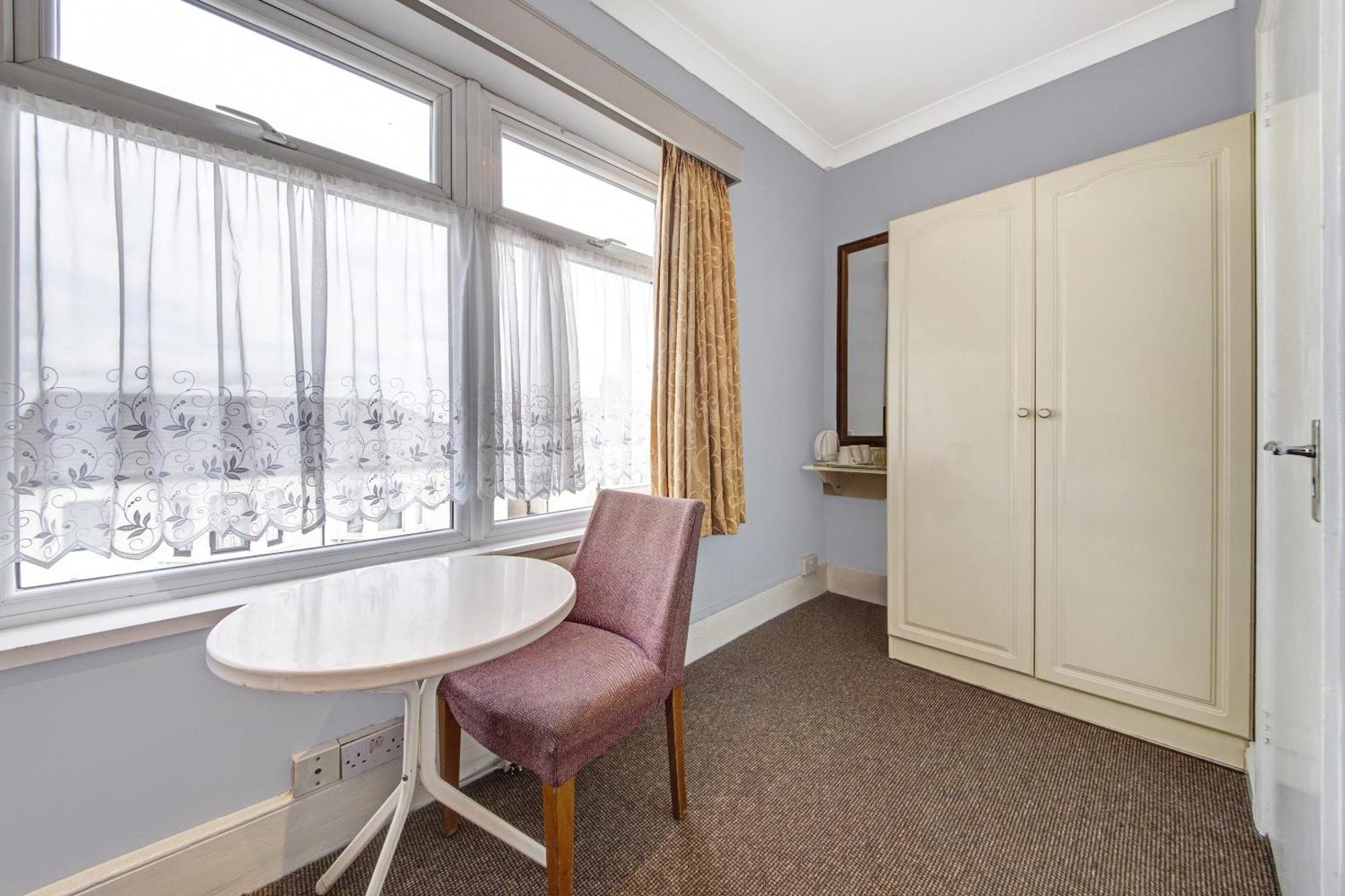 Oyo Bostons Manor Hotel, Hanwell London Greenford  Esterno foto