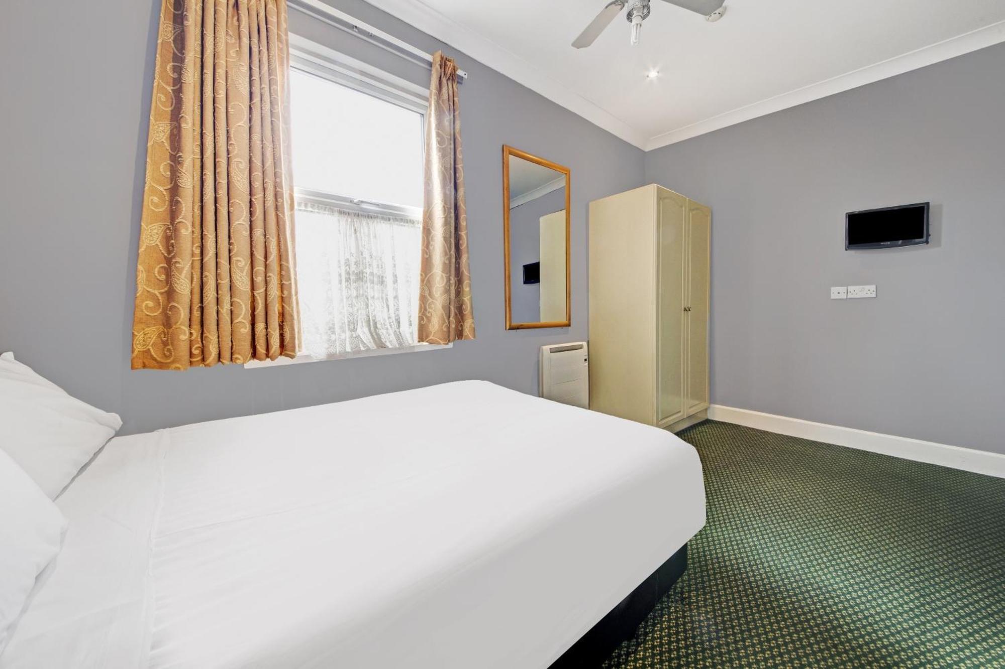 Oyo Bostons Manor Hotel, Hanwell London Greenford  Esterno foto